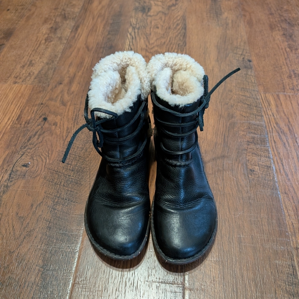 UGG Rianne‎ Black Leather Sheepskin Pull On Lace Up Ankle Warm Boots Size 7